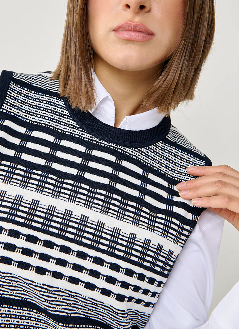 2 Tone Jacquard Sleeveless Knit Vest - Image 4